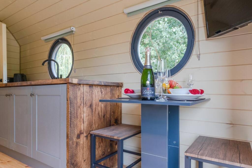 Alderton Apple - Luxury Cabin In The Cotswolds别墅 外观 照片