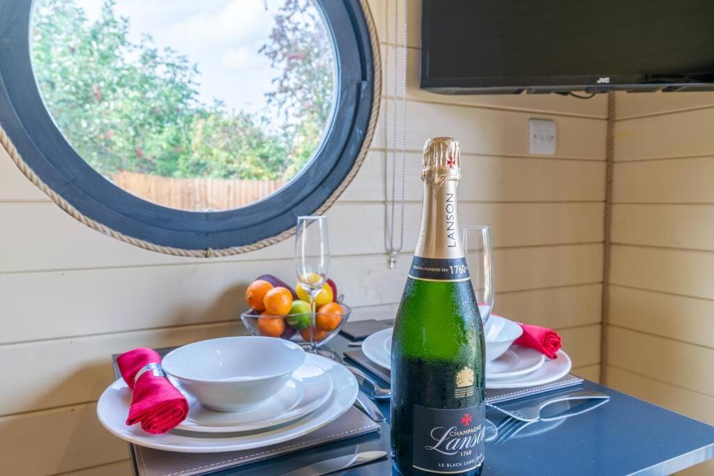Alderton Apple - Luxury Cabin In The Cotswolds别墅 外观 照片